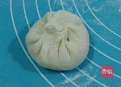 Illustration of how to make three fresh buns 13