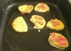Illustration of how to make egg-flavored ham steamed bun slices 3