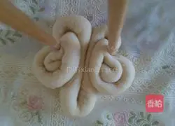 Illustration of how to make butterfly steamed buns 15