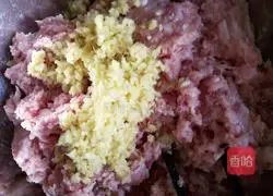 Illustration of how to make fennel and pork dumplings 1