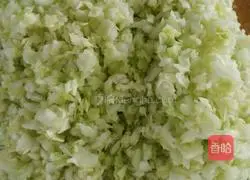 Illustration of how to make pork and cabbage buns 2