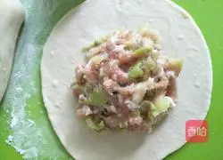 Pork Illustration of how to make steamed buns stuffed with cabbage 13