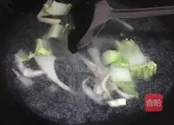 Illustration of how to make three fresh wontons 4