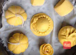 Illustration of how to make pumpkin steamed buns 6