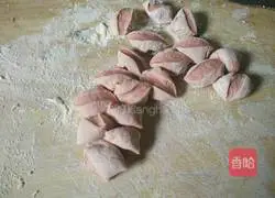 Illustration of how to make pure natural pink dumplings 8