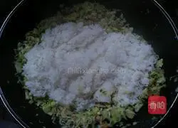 Illustration of how to make shrimp, pork and vegetable fried rice 14