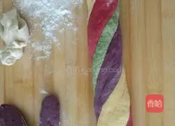 Illustration of how to make colorful large steamed buns with fennel stuffing 5