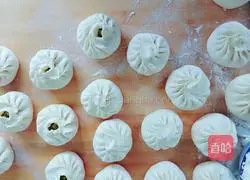 Illustration of how to make steamed buns with vegetarian fillings 15