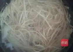 Illustration of how to make noodles with scallion oil 3