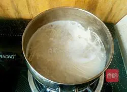 Illustration of how to make cucumber noodles 3