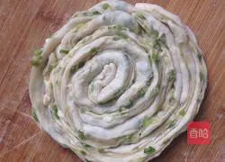 Illustration of how to make scallion pancakes 6