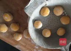 Illustration of how to make pumpkin steamed buns 11
