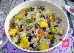 Illustration of how to make colorful vegetable fried rice 11