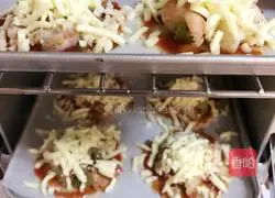 Illustration of how to make shrimp pizza with dumpling skin 8