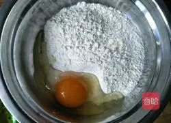 Illustration of how to make spinach egg pancake 1