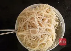 Illustration of how to make saint jam noodles 3