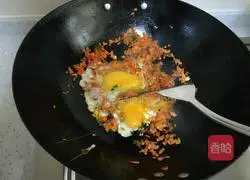 Illustration of how to make carrot and egg fried rice 5