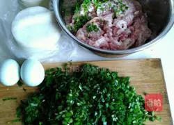 Illustration of how to make leek and pork dumplings 1