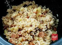 Illustration of how to make braised rice with mushrooms, sausages and potatoes 10