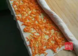 Xinjiang cuisine, illustration of how to make carrot rolls 9