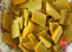 Illustration of how to make old pumpkin steamed buns 2