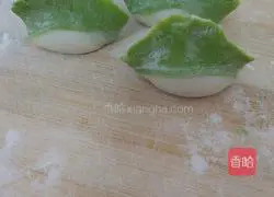 Illustration of how to make Baicai dumplings with pork and cabbage stuffing 9