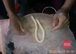Illustration of how to make snail steamed buns 1