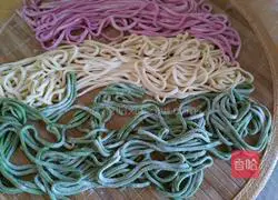 Illustration of how to make fruit and vegetable colored noodles 16