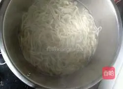 Illustration of how to make strips (mixed noodles) 14