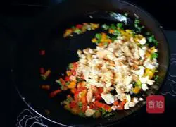 Illustration of how to make colorful pepper fried rice 8