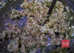 Illustration of how to make leek/cabbage dumplings 4