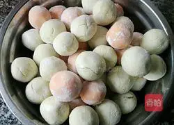 Illustration of how to make two-color glutinous rice balls 1