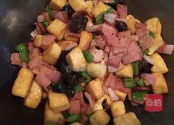 Illustration of how to make fried steamed buns with pepper and eggs 13