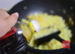 Illustration of how to make fried rice with colored pepper and eggs 6