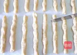 Witch's finger cake recipe illustration 5