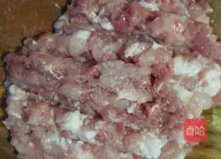 Illustration of how to make zucchini and pork wontons 1