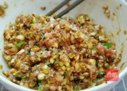 Illustration of how to make pork and mushroom dumpling stuffing 7