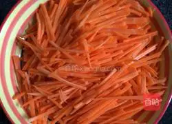 Illustration of how to make carrot fried rice 1