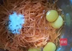 Illustration of how to make carrot shredded egg cake 3