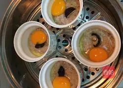 Illustration of how to make egg and meat cake soup 4