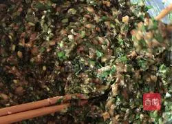 Illustration of how to make leek, mushroom, fungus and meat dumplings 4