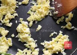 Illustration of how to make tomato and egg fried rice 4