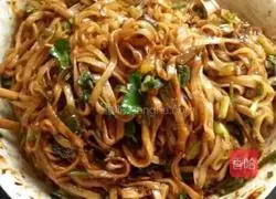 Illustration of how to make noodles with heavy flavor sauce 8