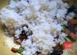 Illustration of how to make fish-flavored fried rice 8