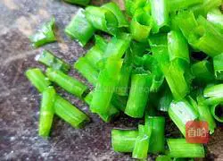 Illustration of how to make noodles with scallion oil 4