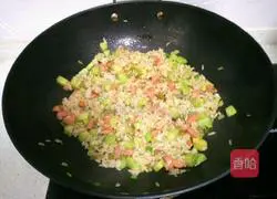 Illustration of how to make cucumber and ham fried rice 7
