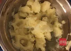 Illustration of how to make smiley potato pancakes 1