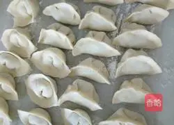 Illustration of how to make leek, mushroom and meat dumplings 4
