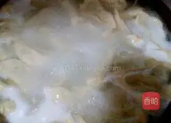 Illustration of how to make dumplings stuffed with leek, fungus, egg vermicelli and vermicelli 4