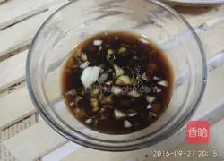 Illustration of how to make fresh meat and water chestnut dumplings 18